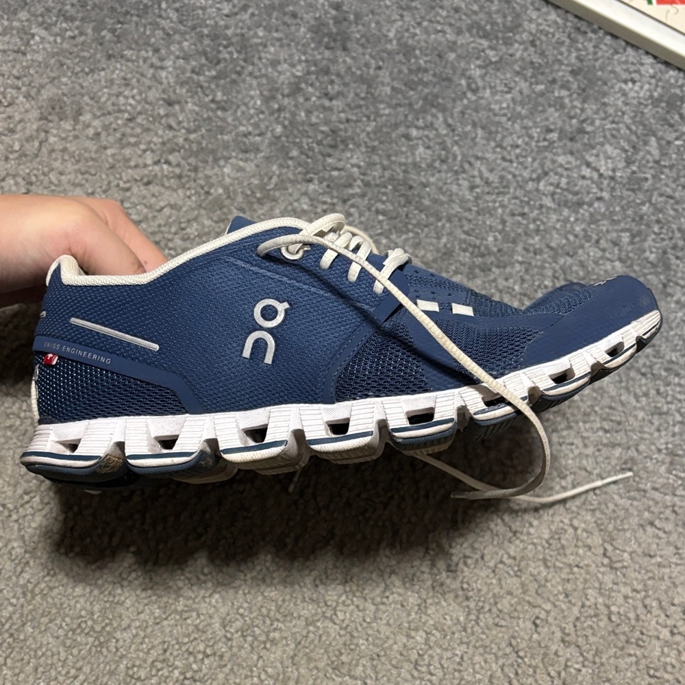 On Cloud navy blue sneakers